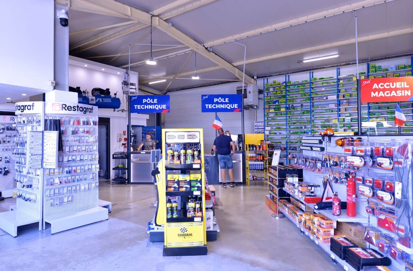 Espace pôle technique et allée et présentoirs de produits au magasin GDA Alès