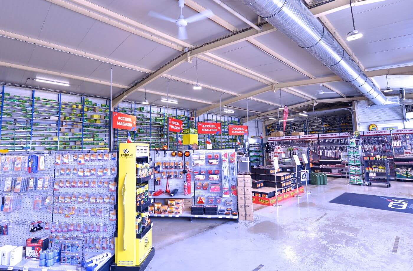 Zone d'accueil pour le particulier et batteries au magasin GDA Alès