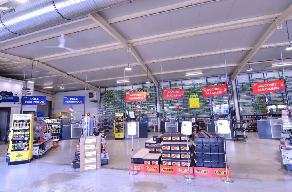 Espace d'accueil et rayon batteries au magasin GDA Alès