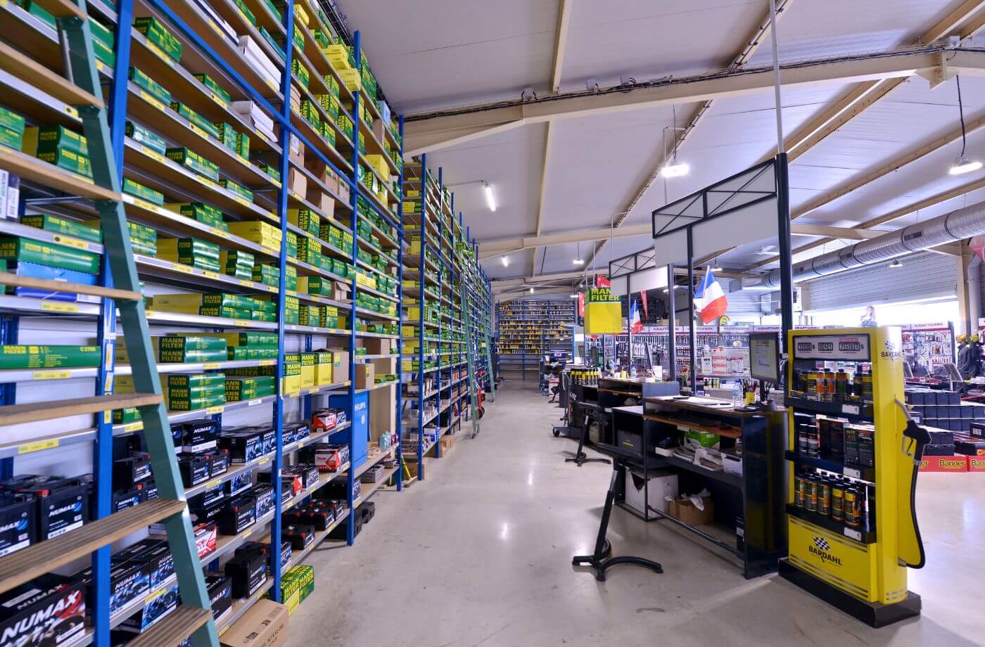 Rayonnage de filtres de Mann Filter et de pièces détachées automobiles au magasin GDA Alès